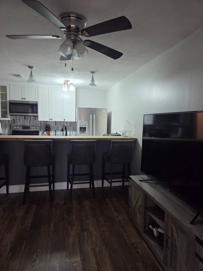 Building Photo - 4701 Vilabella Dr