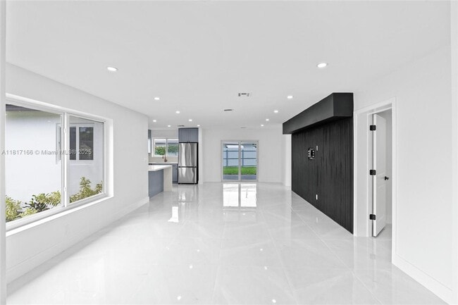 Building Photo - 719 SW 25th Ave