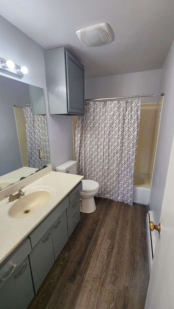 Building Photo - Beautiful, big 3BR rancher with 2 car gar near Lake Shawnee!