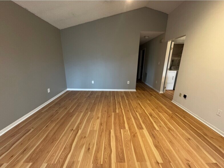 Building Photo - 1307 Greenwich Dr