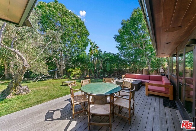 Building Photo - 7038 Dume Dr