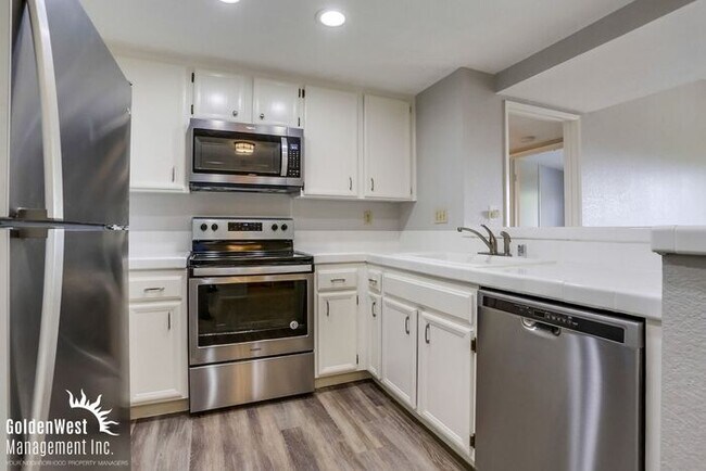 Building Photo - Breezy 2Bdm 2Ba Top-Floor Corner Condo with Mountain Views!