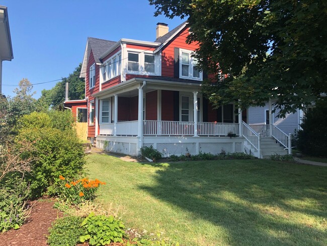 Building Photo - Beautiful Home along Lake Michigan!