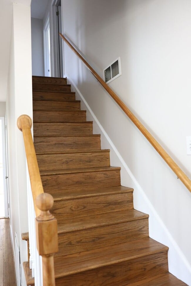 Building Photo - Fabulous neighborhood 4 BR home right on Elizabeth Lake