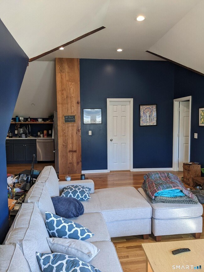 Building Photo - 2870 Fairfield Ave