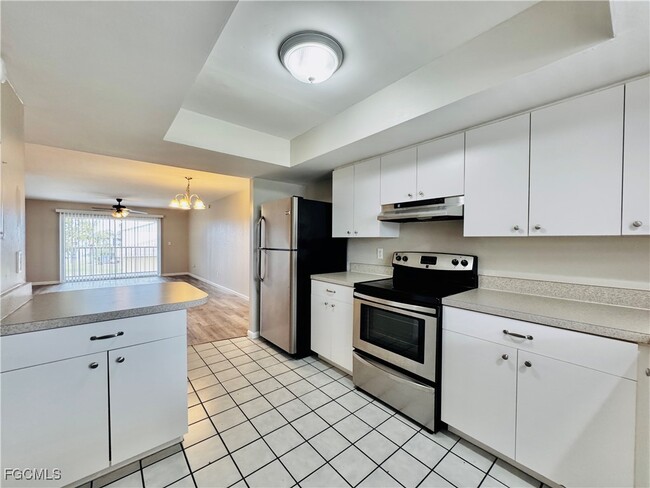 Building Photo - 706 SE 13th Ct