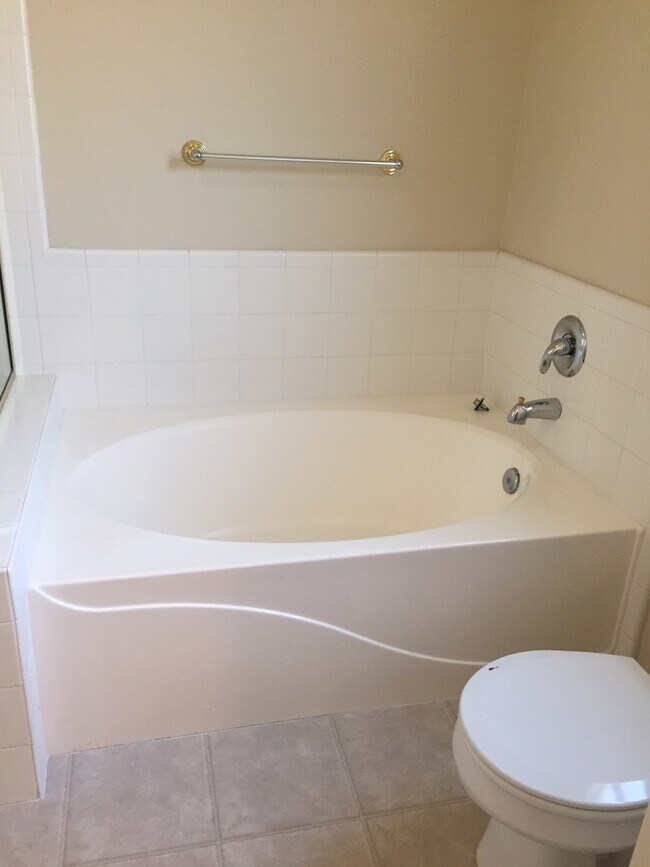 Building Photo - 5801 Roscomare St