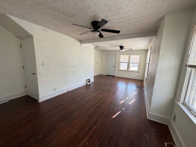 Building Photo - Spacious Duplex