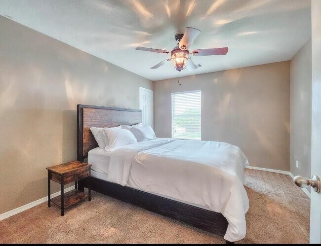 Building Photo - 2706 Lakecrest Way Dr