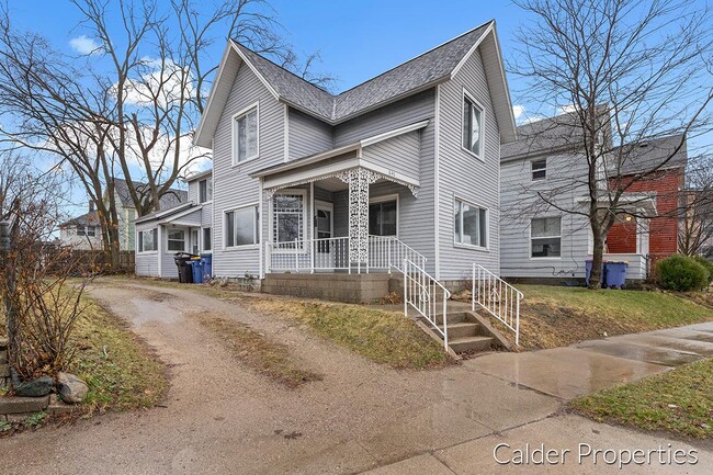 Building Photo - 843 Lake Dr SE