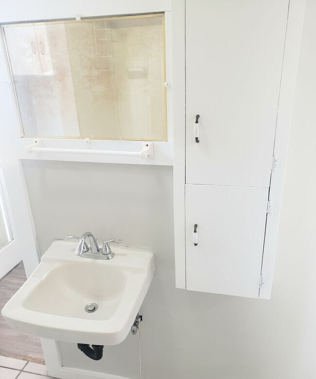 Building Photo - 3 Bedroom Near Elevator and Downtown Orego...