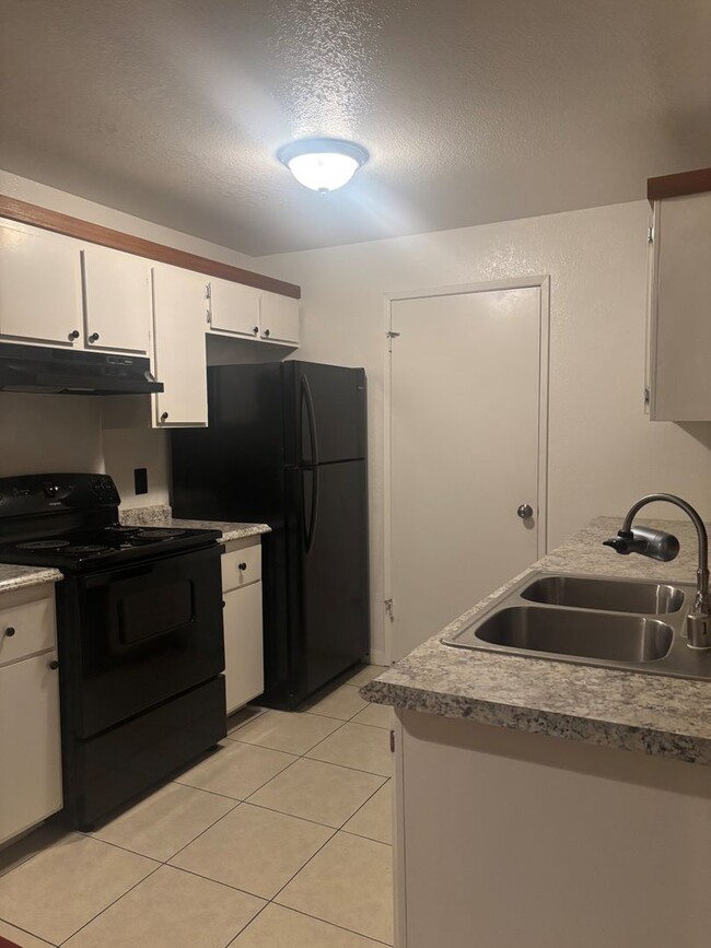 Building Photo - Beautiful Condo for Rent and Sale