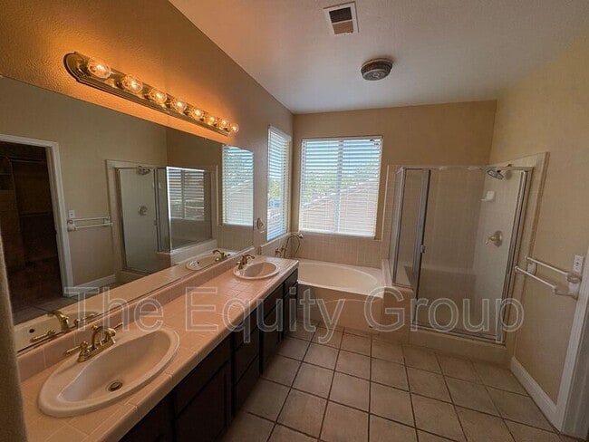 Building Photo - 938 W Encore Dr