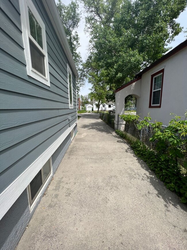 Building Photo - 4 bed 2 bath home centrally located
