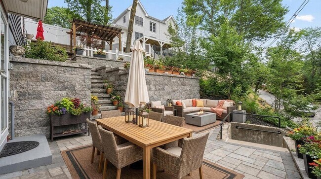 Building Photo - 2 Deane Ave