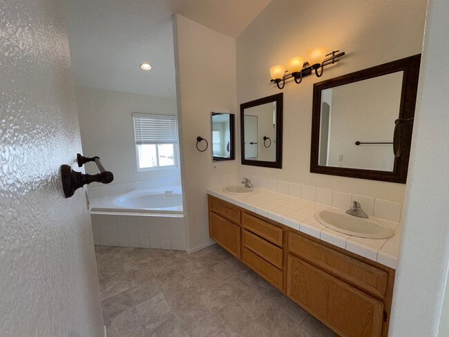 Building Photo - 3 bedroom -2.5 bathroom House