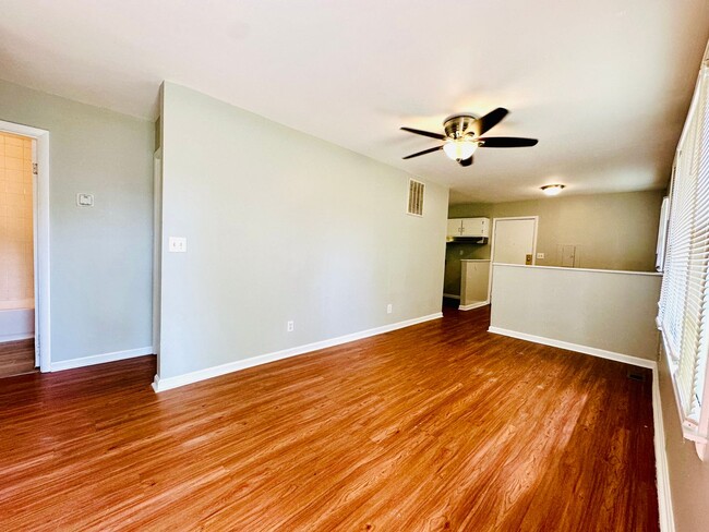 Building Photo - 3 bedroom home near Cane Run Rd now availa...