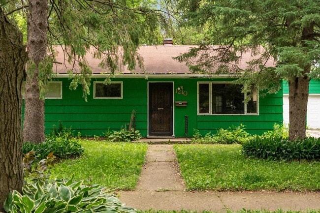 Building Photo - 1210 Blaine Dr