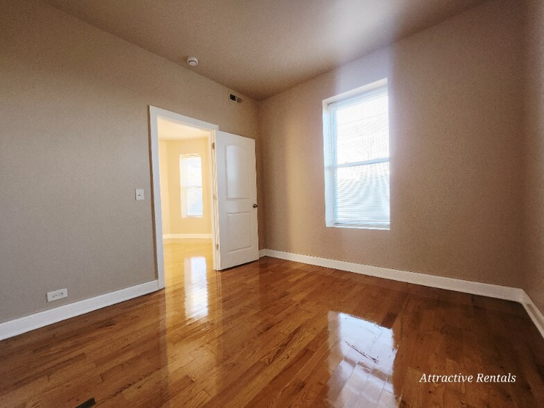 Building Photo - 6507 S Ingleside Ave