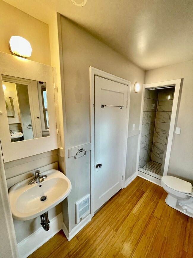 Building Photo - R0445