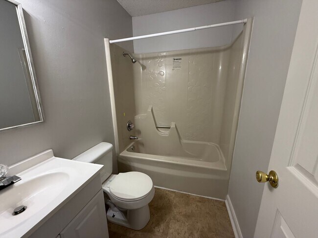 Building Photo - 315 Green Valley Dr