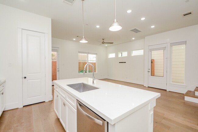 Building Photo - 310 Cyclamen St