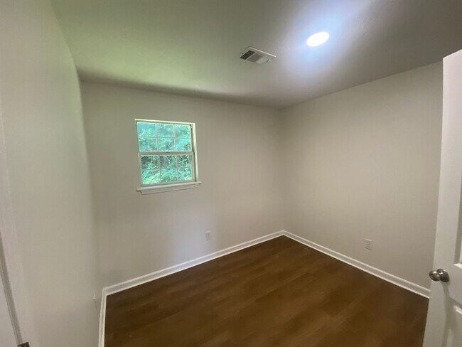 Building Photo - 3901 Lindbergh Dr