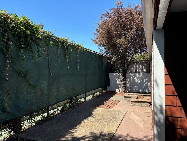 Building Photo - Rare 3 bedroom, 2 bathroom unit in the desirable Lincoln Village West neighborhood! Nearly 1350 s...