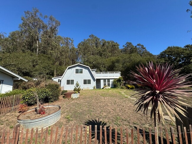 Building Photo - Country Living just minutes from Town