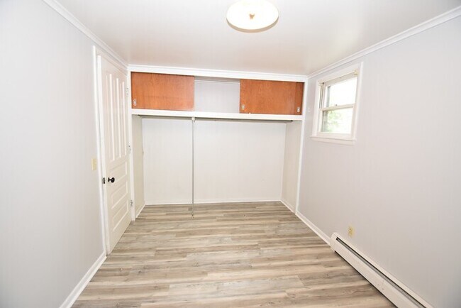Building Photo - Beautiful 3 Bedroom Lower Unit Apartment i...