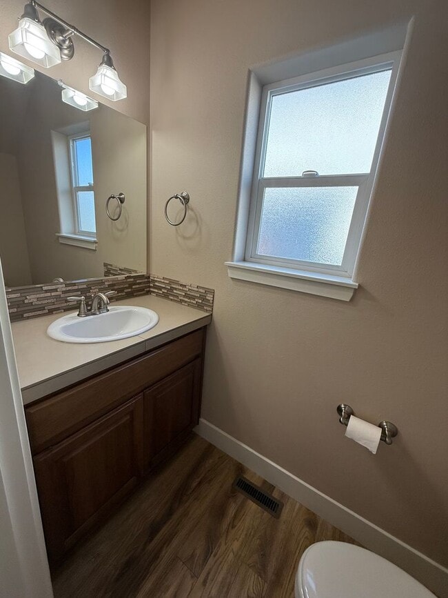 Building Photo - 4 Bed/2.5 Bath Single Family Home in SE Bend