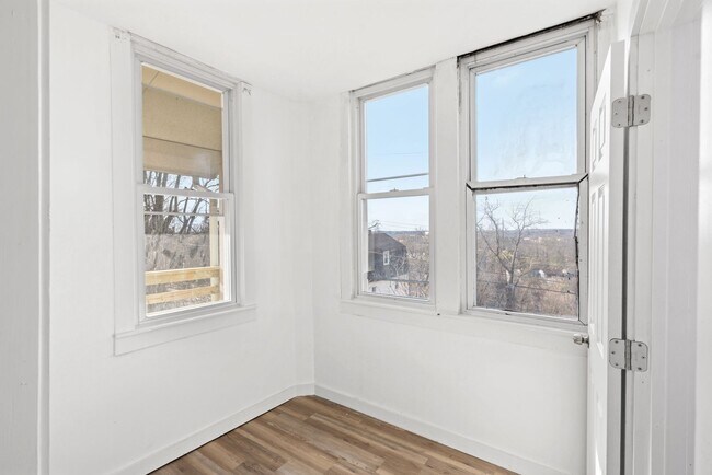 Building Photo - Stunning 3 bedroom home in Penn Hills available now!