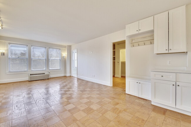 Building Photo - Spacious efficiency right in between Dupon...