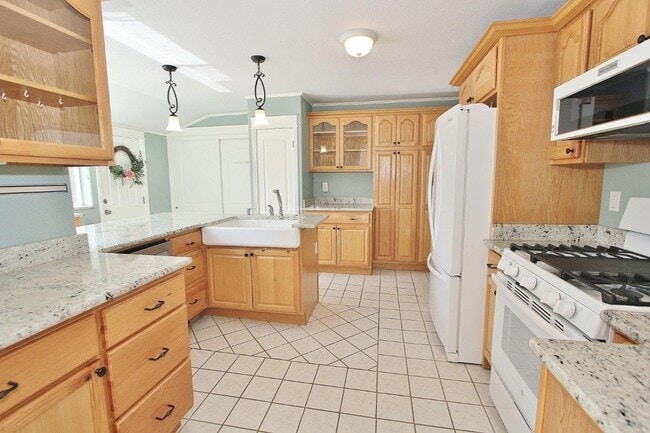 Building Photo - Charming Single-Level Cottage Style Home