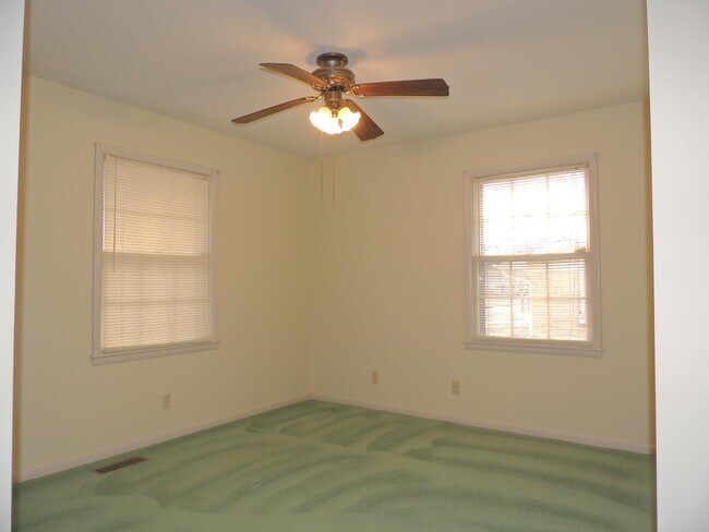 Building Photo - 2316 Rodgers Dr NE