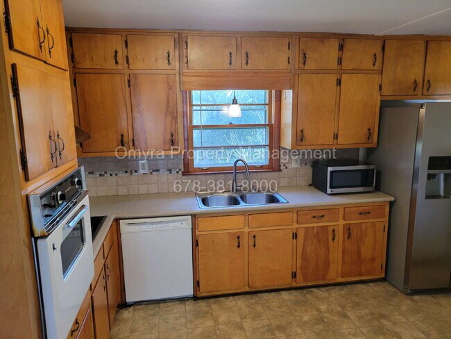 Building Photo - Charming 4 Bedroom Home in Brookhaven!