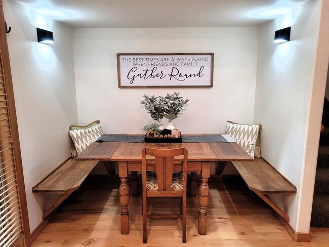 Building Photo - Hank's Hideaway in Sunriver, Furnished, all Utilities Included. Gym access, Hot Tub. 30-day Minim...