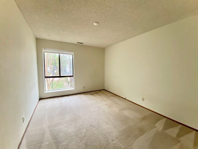 Building Photo - 2-Bedroom Apartment Available in Newark!