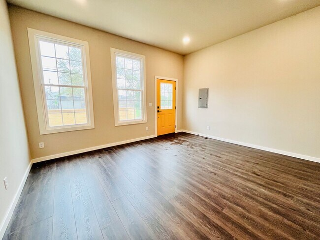 Building Photo - Modern Two Bedroom Two Full Bath House