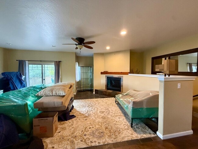 Building Photo - Spacious 4 Bed 3.5 Bath Home in Frenchtown!