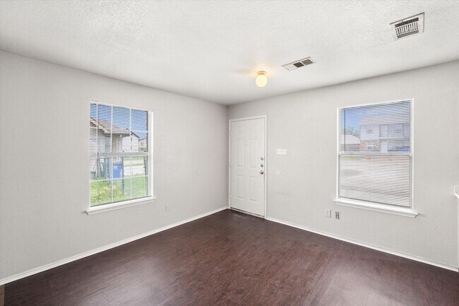 Building Photo - 404 Kings Way Dr