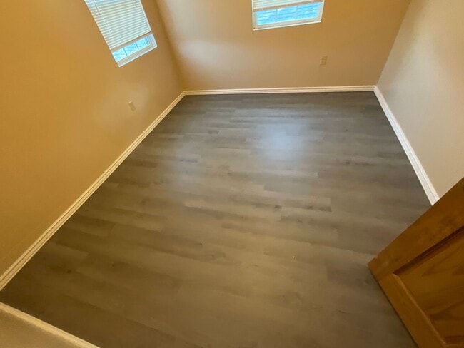 Building Photo - 3 bedroom 2 bath with bonus Office space
