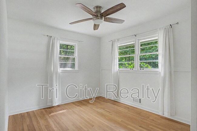Building Photo - 212 Hilltop Dr