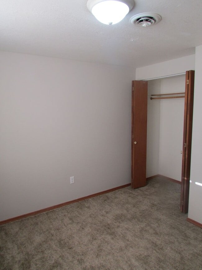 Building Photo - 510 S Circle Dr