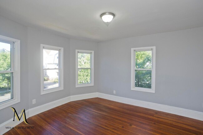 Building Photo - Single Family Home just minutes away from E. Longmeadow!