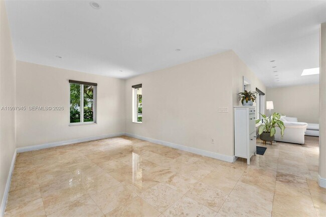 Building Photo - 611 Santurce Ave