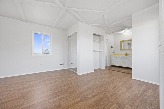 Building Photo - 13205 Casimir Ave