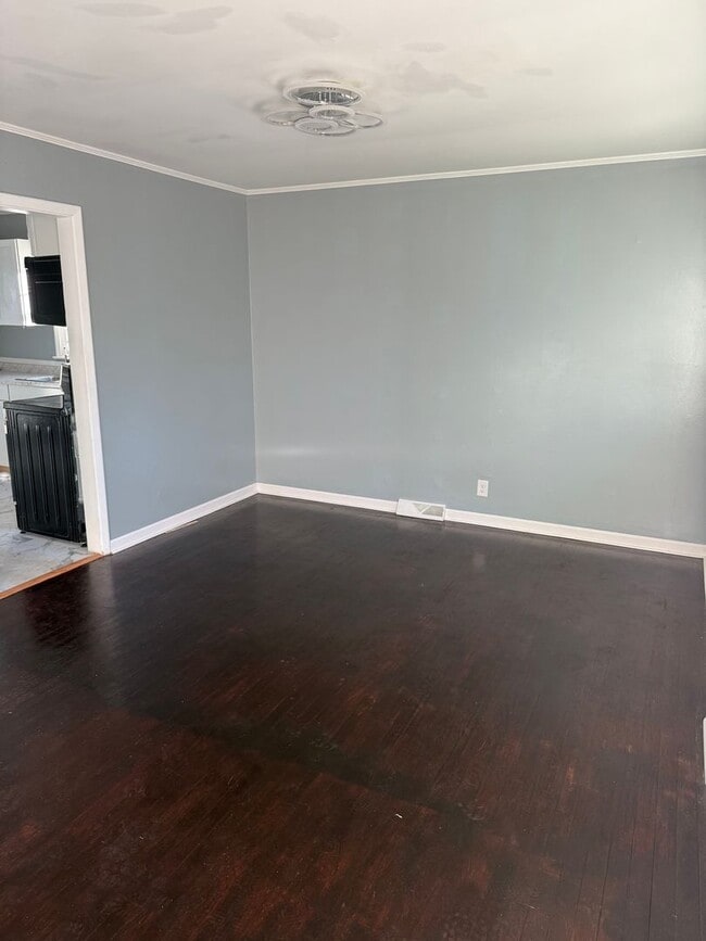 Building Photo - Updated 3 Bedroom 2 Bathroom Home