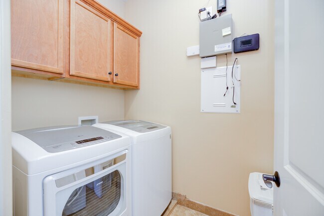 Building Photo - 612 N Juanita Ave