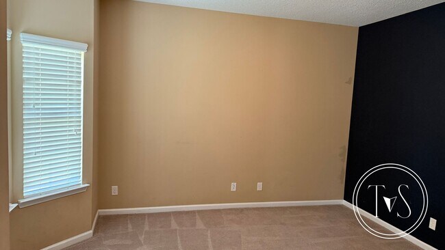 Building Photo - 639 Red Oak Ln